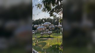 এই মিররযুক্ত স্টেইনলেস স্টিলের ভাস্কর্যটি বিভিন্ন আকারের মসৃণ, গোলাকার গোলক দ্বারা গঠিত