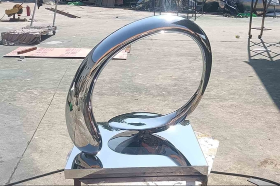অন্দর সজ্জার জন্য ধাতব আধুনিক শৈলী বিখ্যাত বিমূর্ত ভাস্কর্য